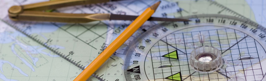 Zirkel, Stift, Lineal, Karte zur Navigationsberechnung © Rob Bouwman, Shutterstock.com