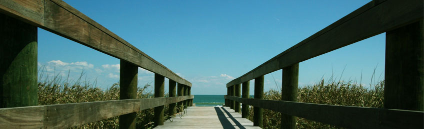woodenpath to the beach copy; J. Helgason, Shutterstock.com